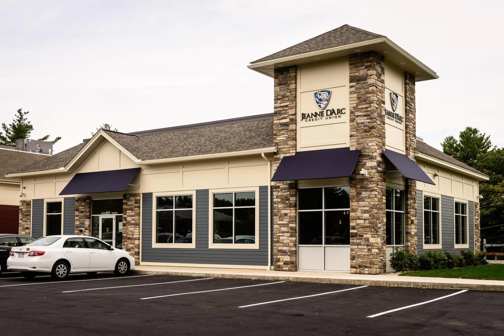 A building with a car parked in front of it.