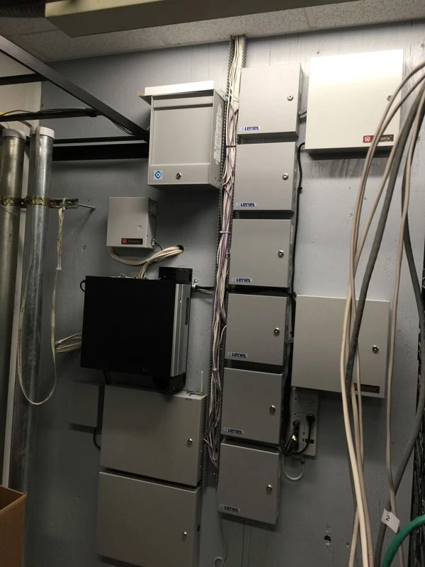 A room with a lot of wires and equipment.