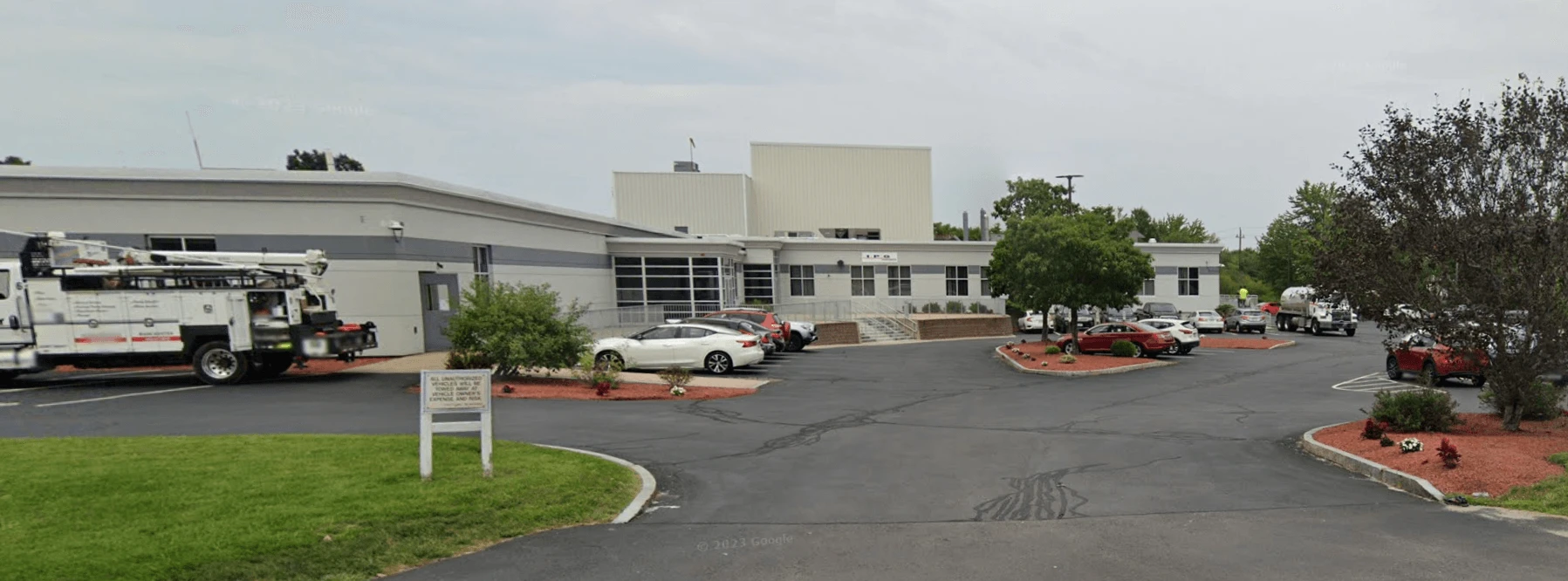 A building with cars parked in front of it.