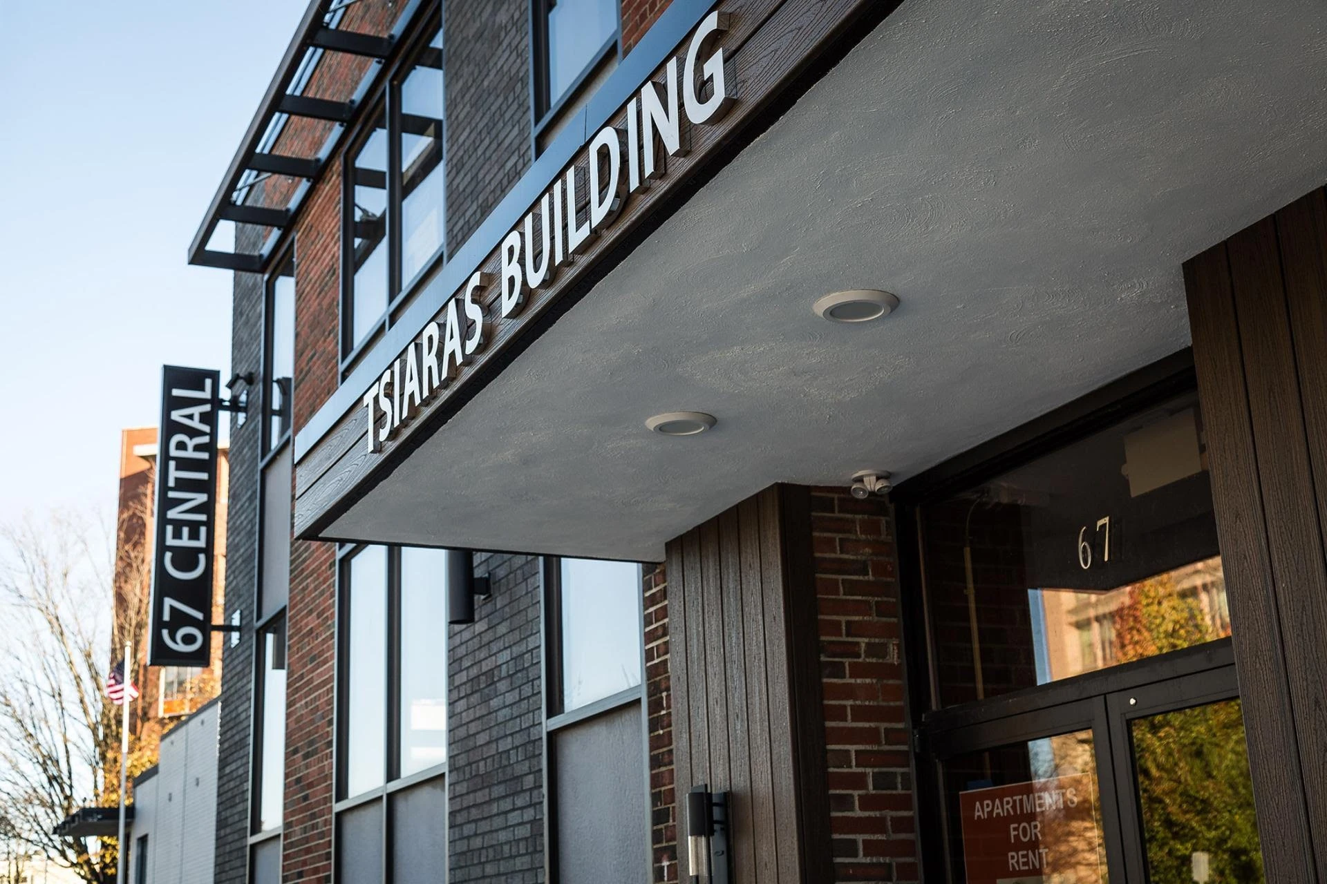 The entrance to a building with a sign that says central building.