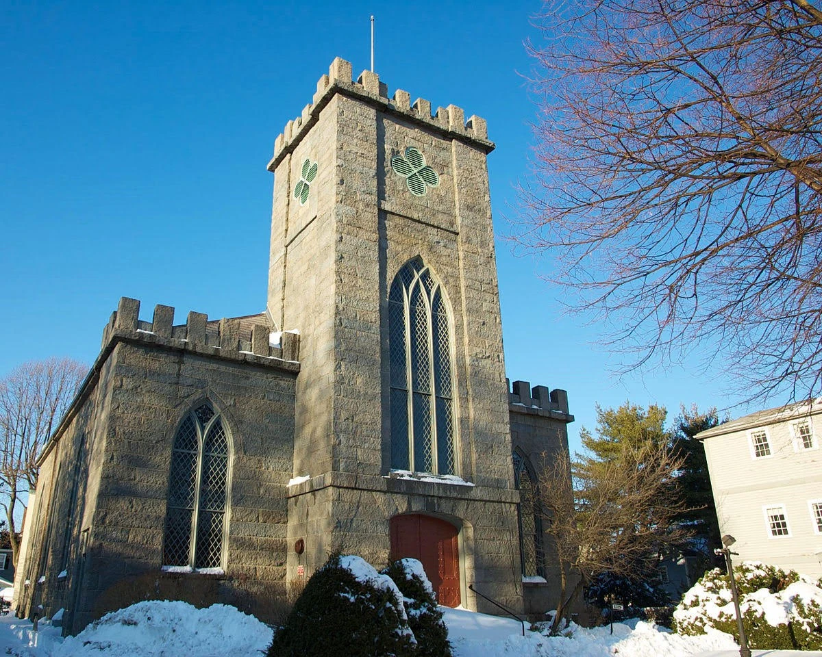 A stone building with a clock on it.